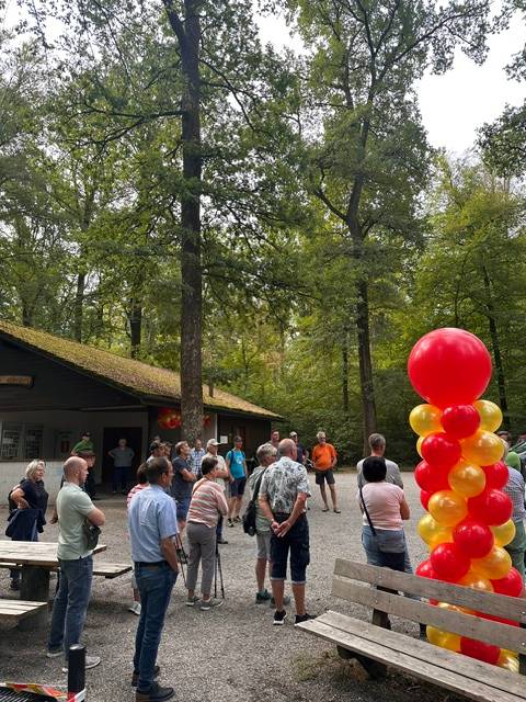 Förster Philipp Küng führte die Gruppe durch den Wald.