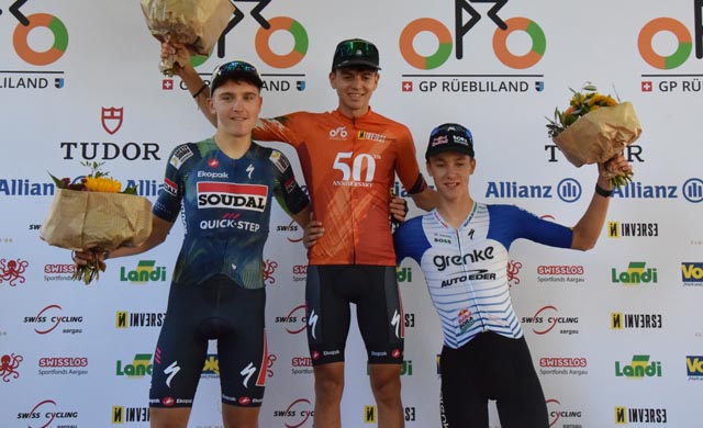 Siegerbild des GP Rüebliland 2026 (von links) Victor Devos, Frankreich (Soudal Quick-Step) als Zweiter, Diego Lopez, Spanien, Gesamtsieger (Soudal Quick-Step) und Maj Bohak, Slowenien (Grenke Auto-Eder), Dritter. Foto: Markus Schenk