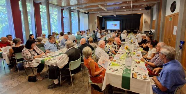 Über 60 Weinfreundinnen und Weinfreunde geniessen den «Südfrankreich-Abend» im Gesundheitszentrum Fricktal in Laufenburg.
