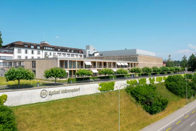 Das Spital Männedorf am Zürichsee, der zu einer Energiequelle für das Krankenhaus wird