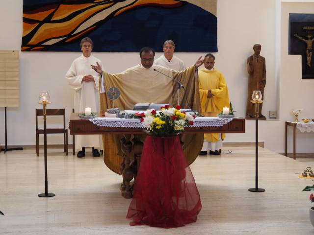 Pater Francis als neuer Kaplan des Pastoralraumes Mittleres Fricktal erteilte allen Gottesdienstbesuchern den Segen.