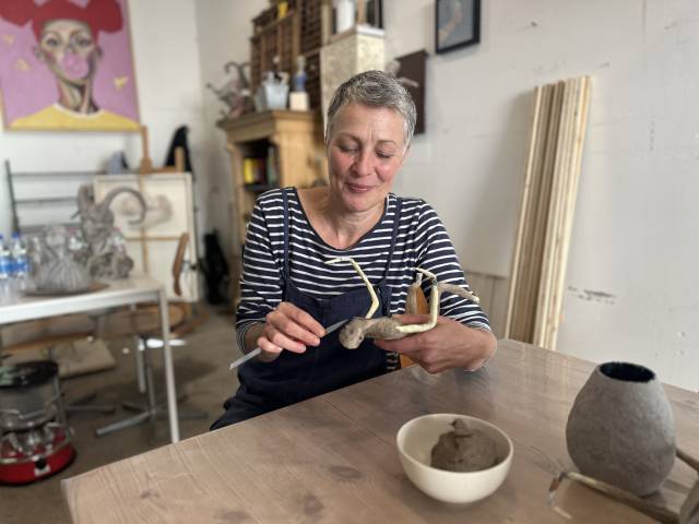 «Ich lasse mich vom Material leiten». Eva Christina Kündig beim Modellieren in ihrem Atelier. Foto: Sonja Fasler