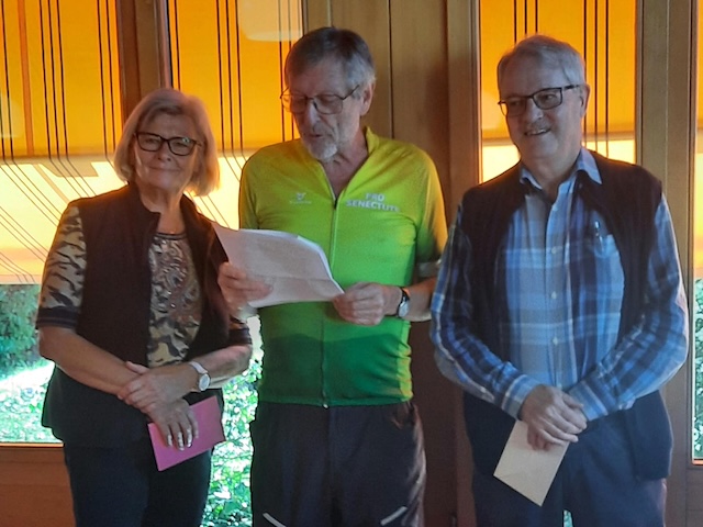 Hugo Imhof (Mitte) verabschiedet Zita Zahnd und Martin Emmenegger. Foto: zVg