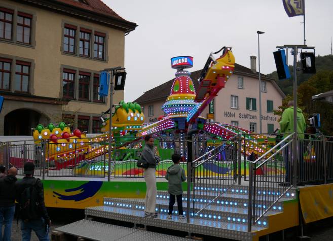 Der Festbetrieb am Freitagnachmittag vor dem Schulhaus