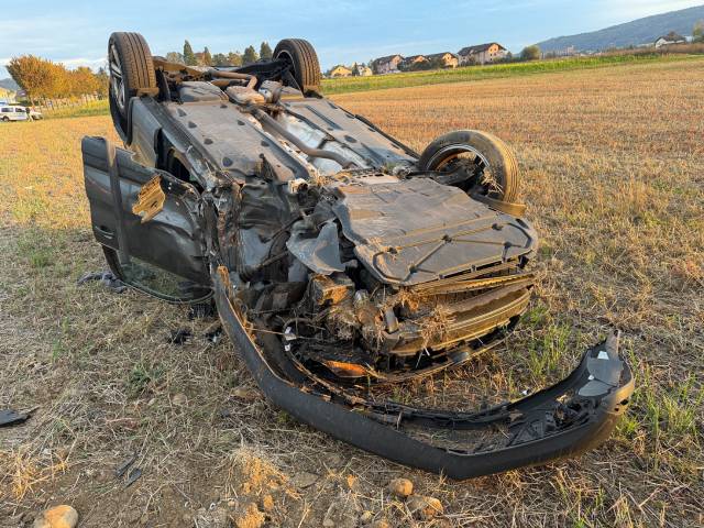 Die in den Unfall verwickelten Personen wurden leicht bis mittelschwerverletzt; der Sachschaden ist erheblich.