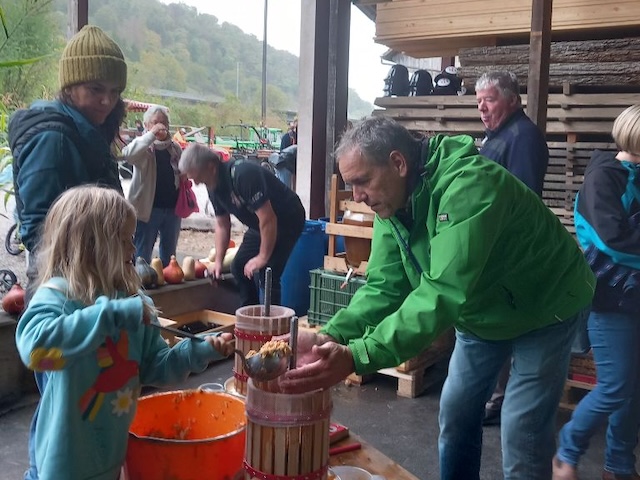 Die Kinder konnten mit ihren Eltern mit den kleinen Mostpressen Apfelmost herstellen. Foto: zVg Zweites Bild: Die alte Mostpresse lieferte frischen Apfelsaft. Foto: zVg