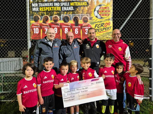 Freude bei den Kindern des FC Rheinfelden über die Spende des Kiwani Clubs
