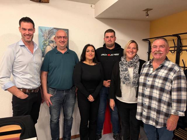 Nationalrat Christoph Riner, Besitzer Guido Steiner, Aktuarin Florentina Mallaku, Präsident Fabio Brutschi, Kassier Nadine Collin, Vizepräsident Didi Schärer (von links)