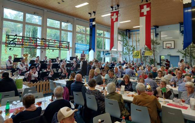 Fröhliche Stimmung bei Musig und Röschti in Hornussen