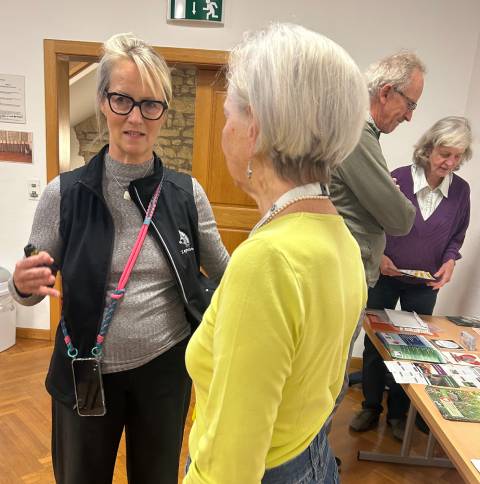 Referentin Dagmar Sens von der Igelhilfe Baselbiet und Susanne Ernst von Magden blüht. Foto: Peter Ernst