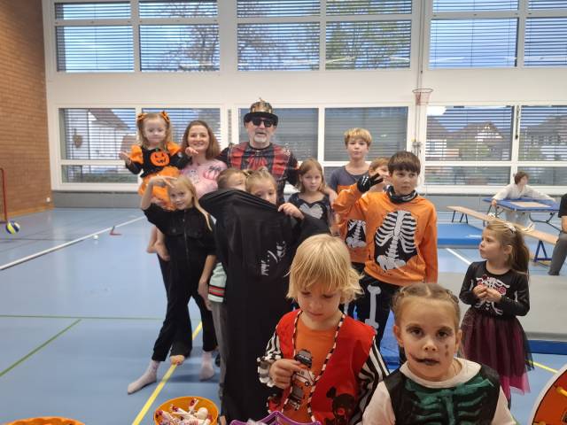 Halloween einmal anders, und zwar mit sportlichem und gesellschaftlichem Mehrwert: Das gab es in der Turnhalle Sisseln.