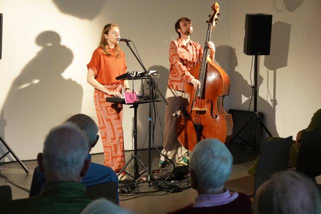 Das Duo Ton sur Ton spielte ein extra komponiertes Lied für den neuen Baum. Foto: Peter Schütz