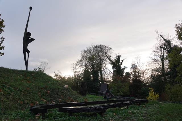 Der Skulpturengarten in Richtung Westen bei Sonnenuntergang. Foto: Peter Schütz