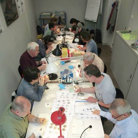 Die «Task Force IFS» bei den Bestimmungsworkshops in den Räumlichkeiten der Kantonsarchäologie im Mai 2016. Foto: Kantonsarchäologie, © Kanton Aargau