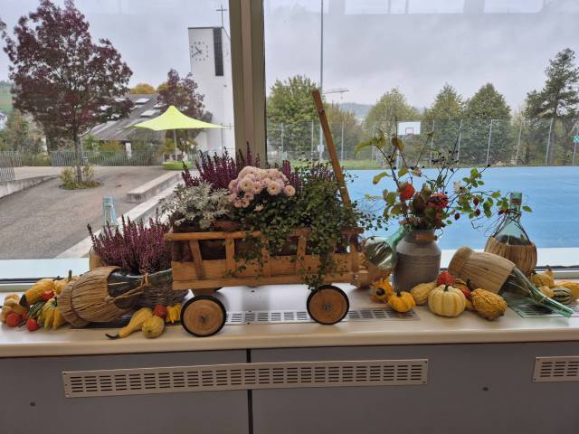 Herbstliche Dekoration in der Turnhalle. Foto: zVg
