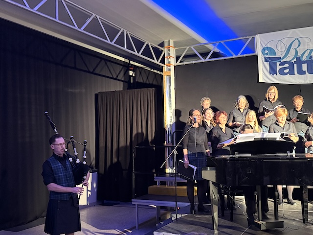 Craig Goeff Howes begleitete den Chor bei zwei Stücken eindrücklich mit dem Dudelsack. Foto: Lilia Staiger