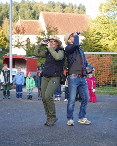 Die Jurapark-Oberforscherin Anita Huber-Bubendorf und der Schulleiter Reto Kunz suchen Hilfe bei den Schulkindern. Foto: Jurapark Aargaur
