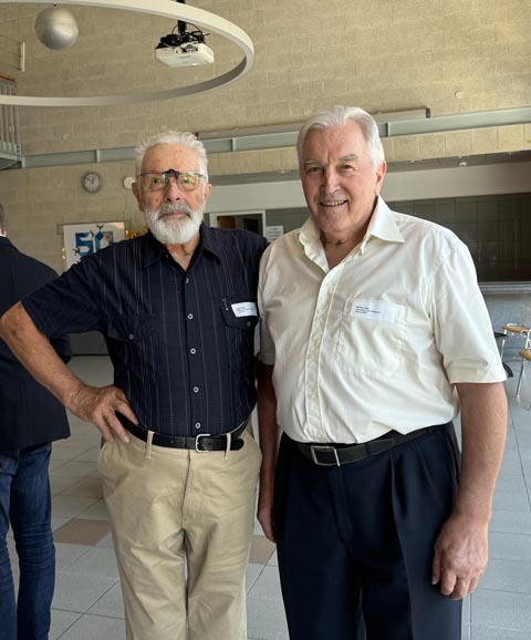 Gründungsmitglied René Probst (links) und der langjährige Geschäftsführer Werner Fasel beim Apéro. Foto: Lilia Staiger