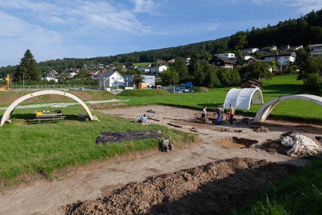 Die Rettungsgrabung in Möriken-Wildegg 2021 brachte eine mittelbronzezeitliche Siedlung zum Vorschein. Ein Glücksfall war die Erhaltung der bronzezeitlichen Bodenoberfläche. Foto: Copyright Kantonsarchäologie, © Kanton Aargau